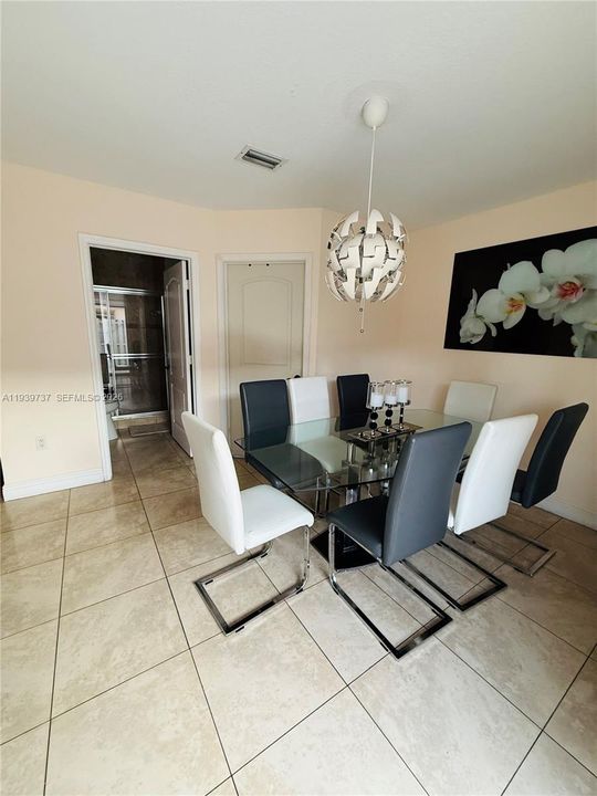 出租: $5,000 (4 贝兹, 3 浴室, 2210 平方英尺)