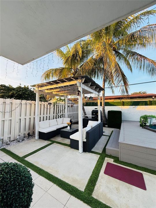 出租: $5,000 (4 贝兹, 3 浴室, 2210 平方英尺)