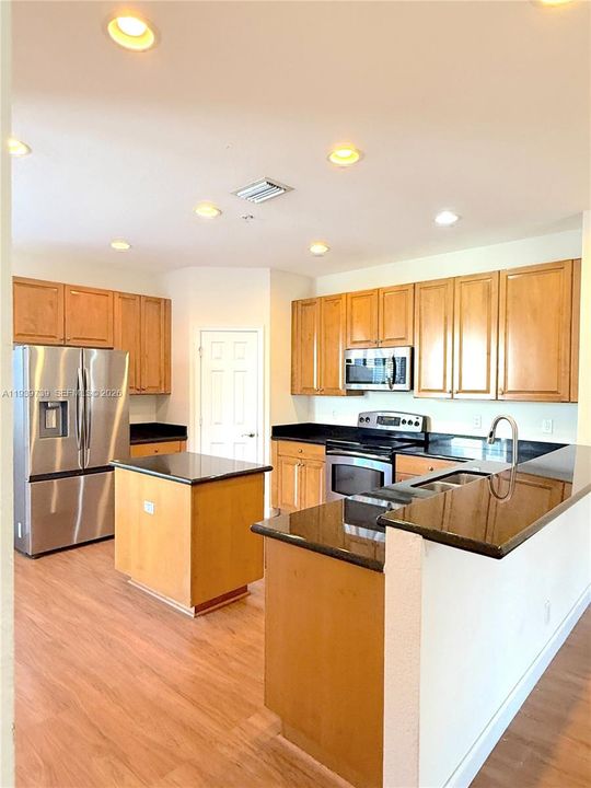 For Sale: $480,000 (3 beds, 3 baths, 1760 Square Feet)