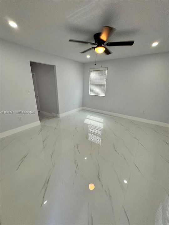 En Venta: $486,900 (3 camas, 2 baños, 893 Pies cuadrados)