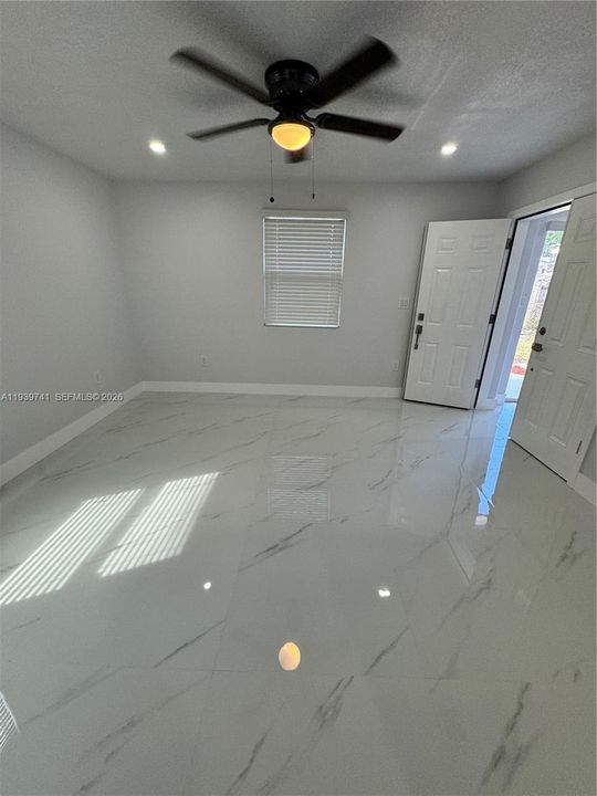 En Venta: $486,900 (3 camas, 2 baños, 893 Pies cuadrados)