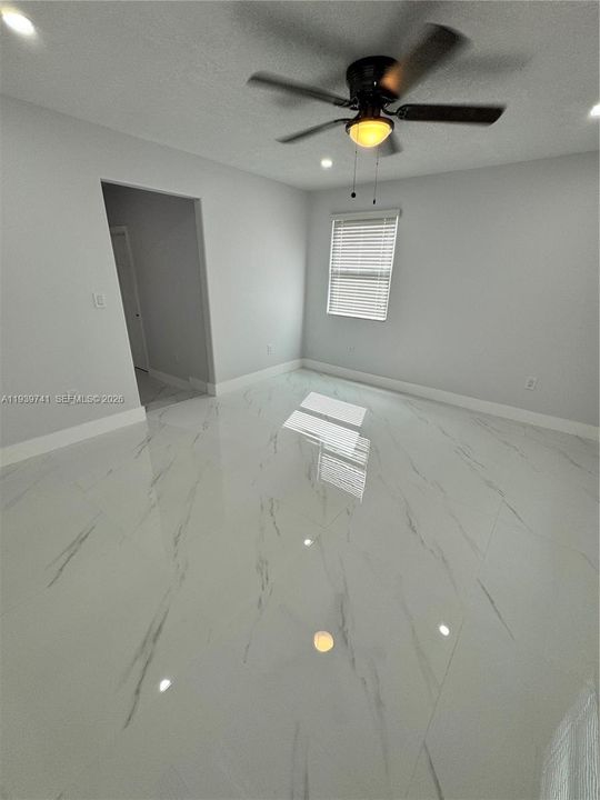 En Venta: $486,900 (3 camas, 2 baños, 893 Pies cuadrados)