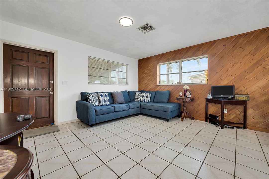 На продажу: $472,900 (3 спален, 1 ванн, 1056 Квадратных фут)