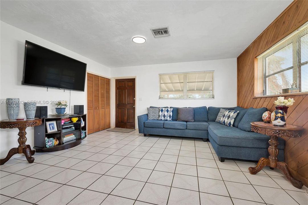 На продажу: $472,900 (3 спален, 1 ванн, 1056 Квадратных фут)