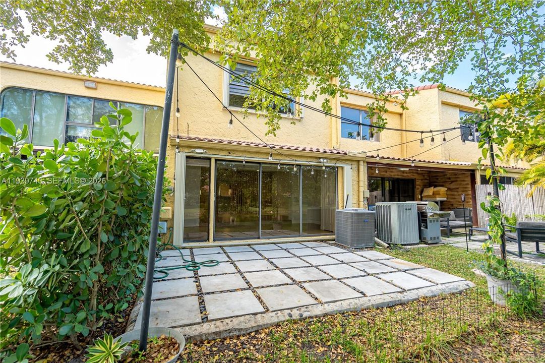 For Rent: $3,700 (2 beds, 2 baths, 1810 Square Feet)