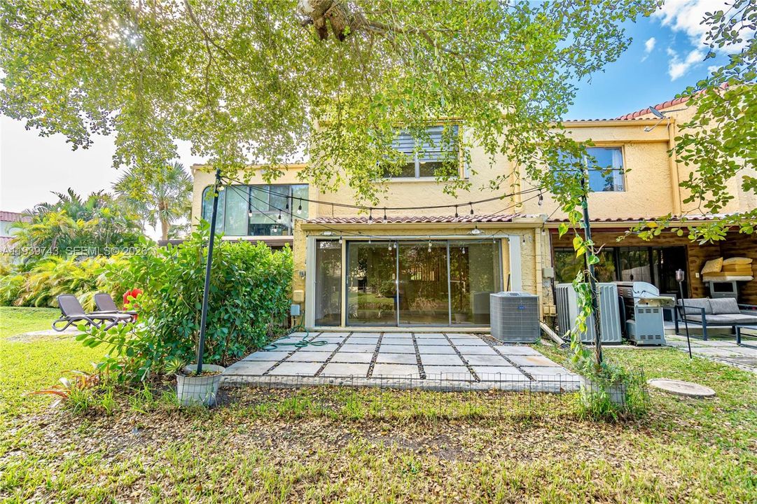 For Rent: $3,700 (2 beds, 2 baths, 1810 Square Feet)