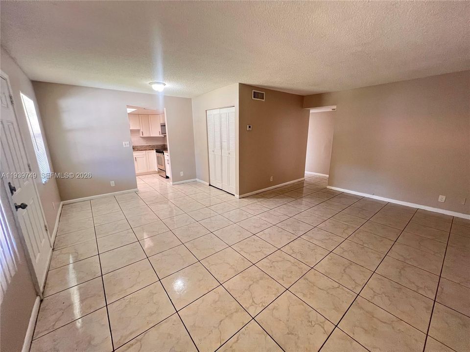 出租: $1,700 (2 贝兹, 2 浴室, 894 平方英尺)