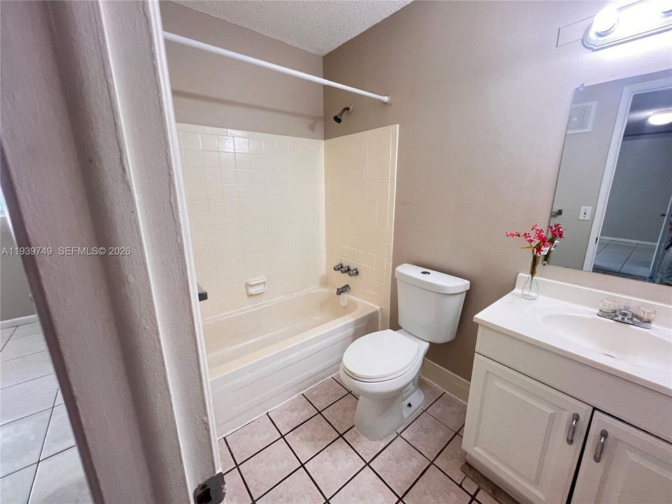 出租: $1,700 (2 贝兹, 2 浴室, 894 平方英尺)