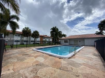 出租: $1,700 (2 贝兹, 2 浴室, 894 平方英尺)