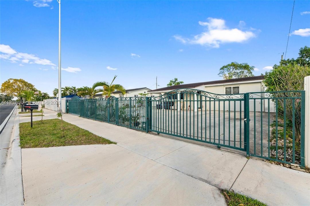 For Sale: $565,000 (3 beds, 1 baths, 1302 Square Feet)