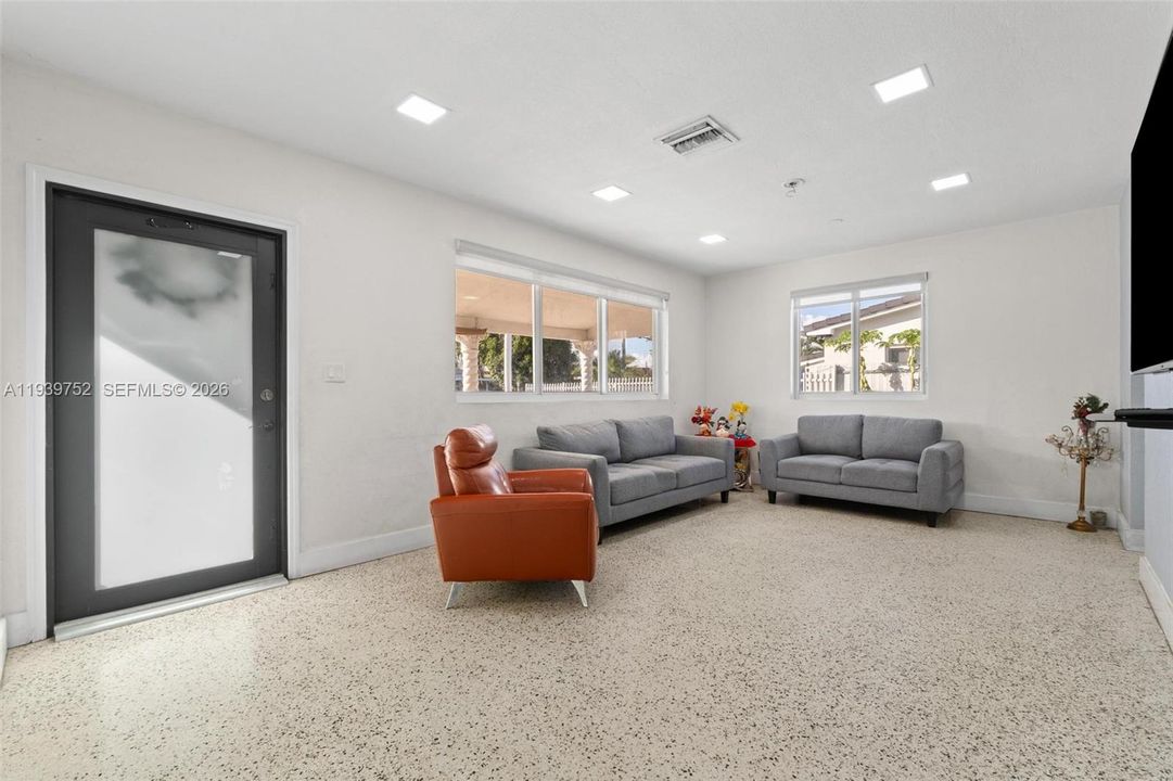 For Sale: $565,000 (3 beds, 1 baths, 1302 Square Feet)