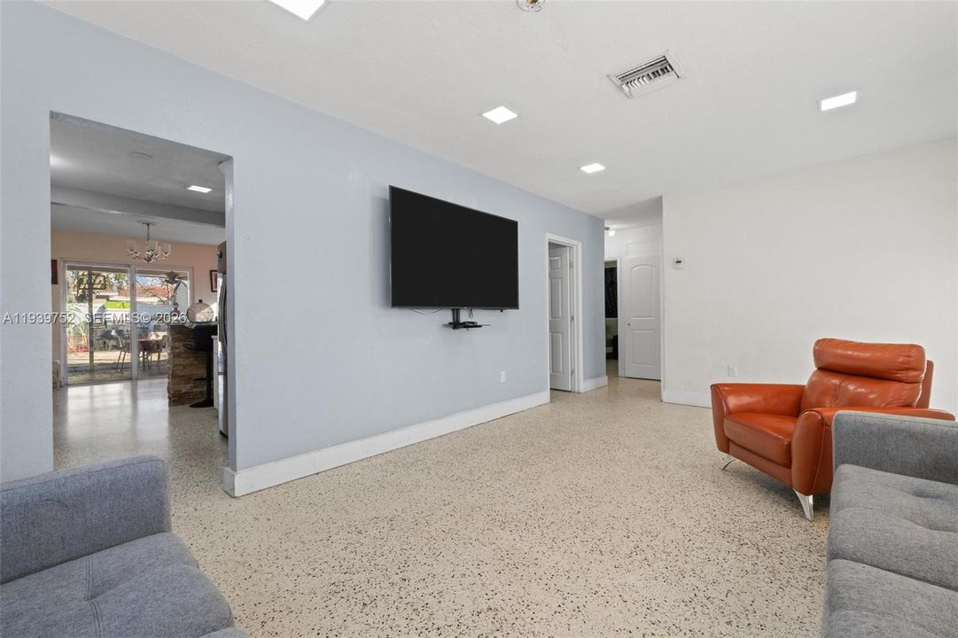 For Sale: $565,000 (3 beds, 1 baths, 1302 Square Feet)