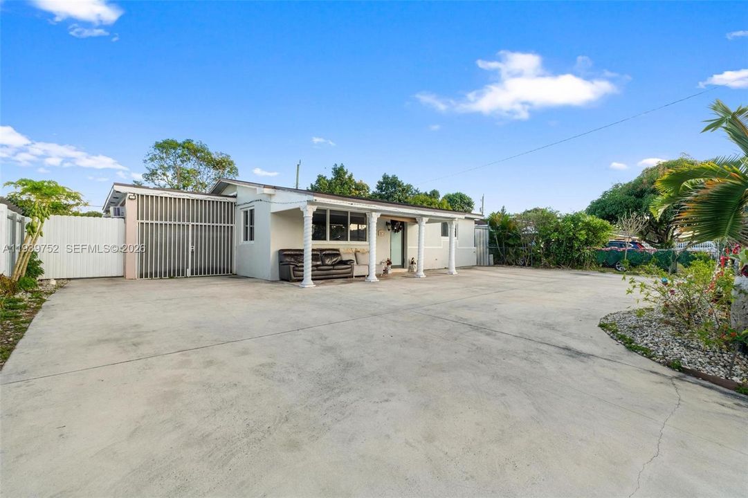 For Sale: $565,000 (3 beds, 1 baths, 1302 Square Feet)