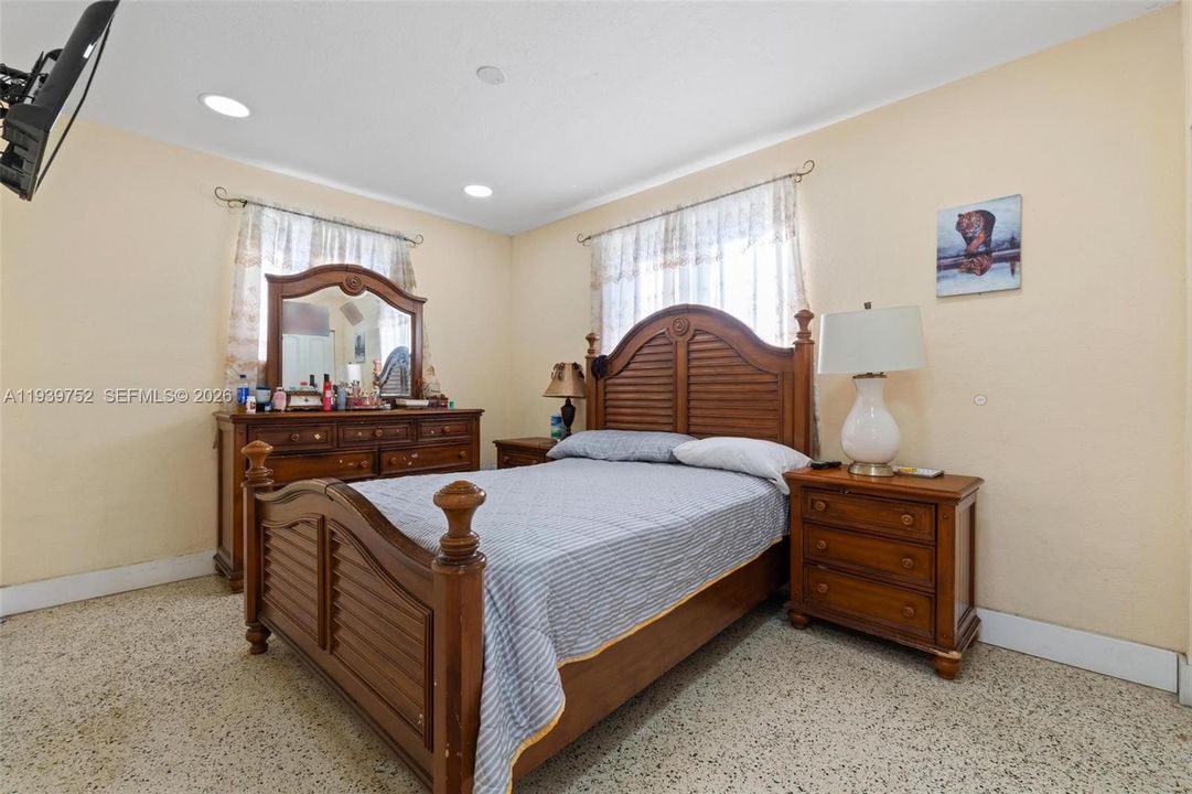 For Sale: $565,000 (3 beds, 1 baths, 1302 Square Feet)