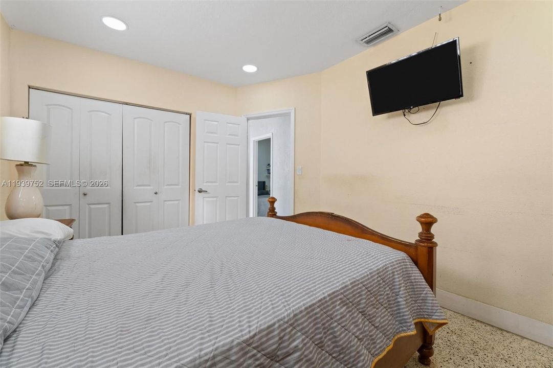 For Sale: $565,000 (3 beds, 1 baths, 1302 Square Feet)