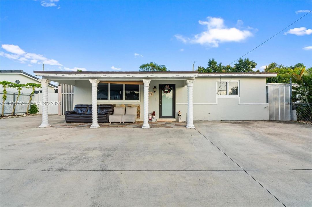 For Sale: $565,000 (3 beds, 1 baths, 1302 Square Feet)