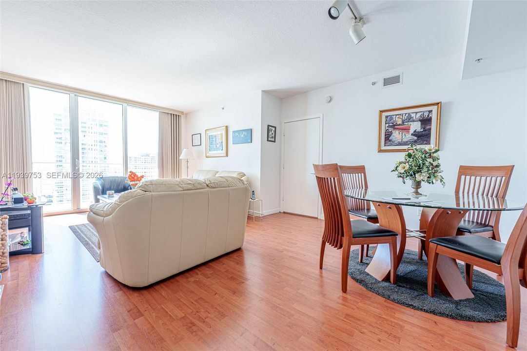 待售: $650,000 (2 贝兹, 2 浴室, 1227 平方英尺)