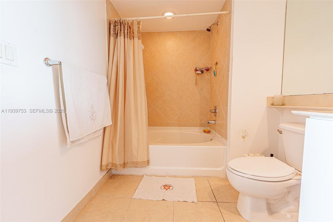 待售: $650,000 (2 贝兹, 2 浴室, 1227 平方英尺)