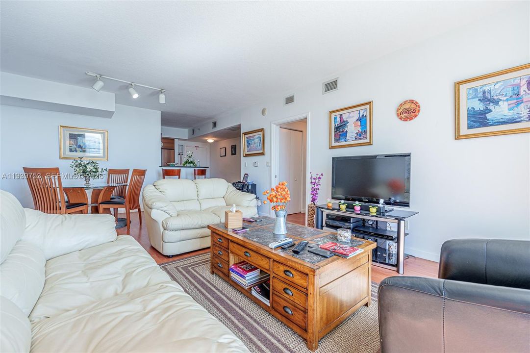 待售: $650,000 (2 贝兹, 2 浴室, 1227 平方英尺)