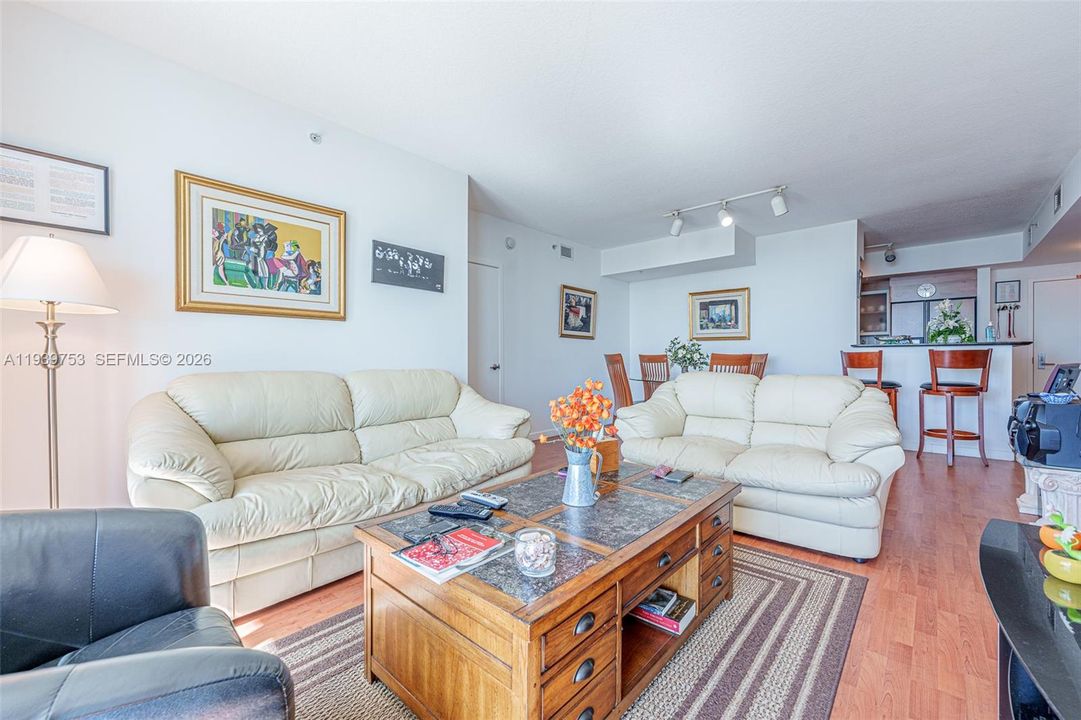 待售: $650,000 (2 贝兹, 2 浴室, 1227 平方英尺)