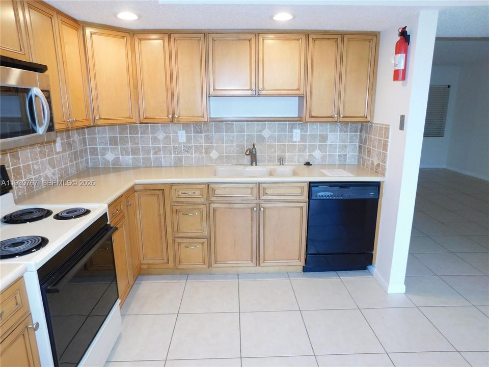 For Rent: $2,500 (3 beds, 2 baths, 1040 Square Feet)