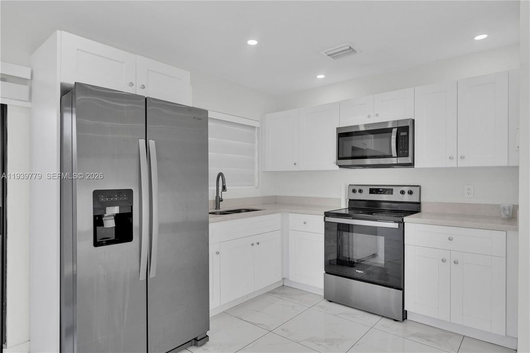 待售: $850,000 (0 贝兹, 0 浴室, 1998 平方英尺)