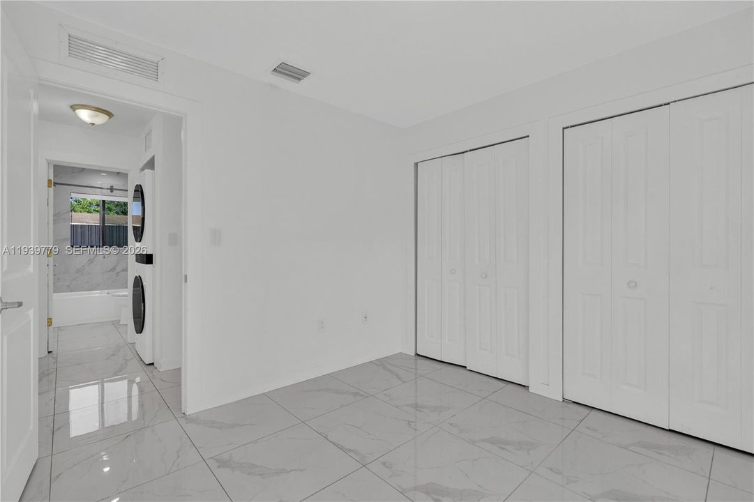 待售: $850,000 (0 贝兹, 0 浴室, 1998 平方英尺)