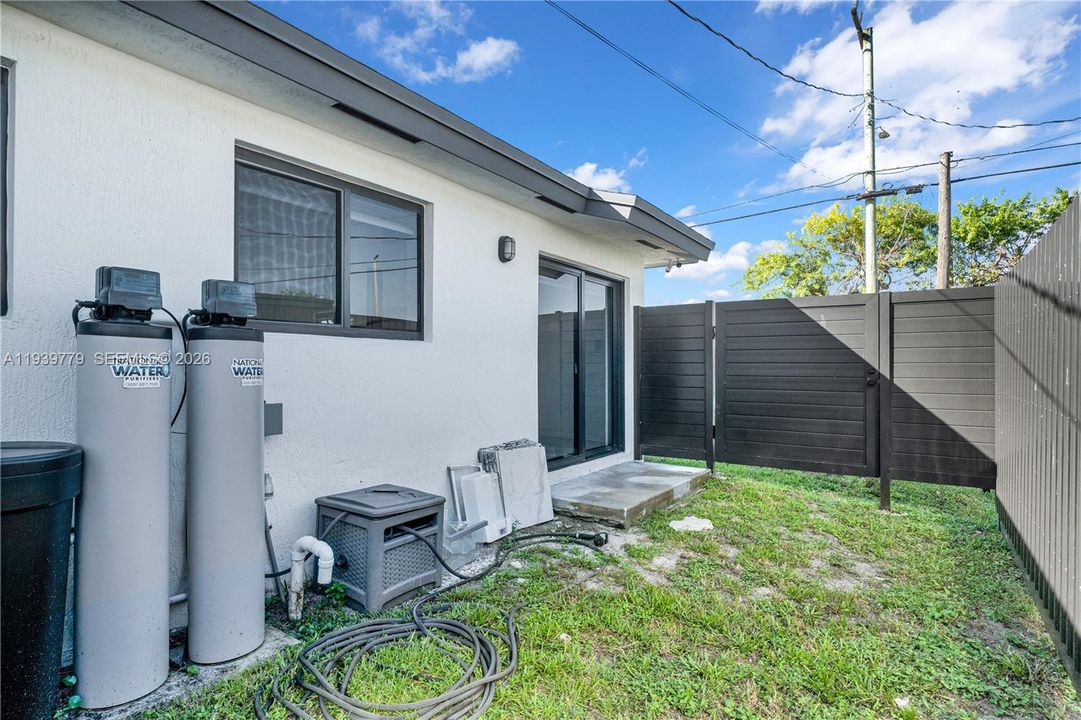 待售: $850,000 (0 贝兹, 0 浴室, 1998 平方英尺)