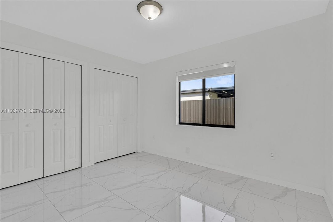 待售: $850,000 (0 贝兹, 0 浴室, 1998 平方英尺)