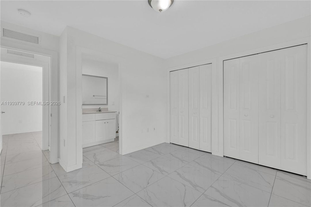 待售: $850,000 (0 贝兹, 0 浴室, 1998 平方英尺)