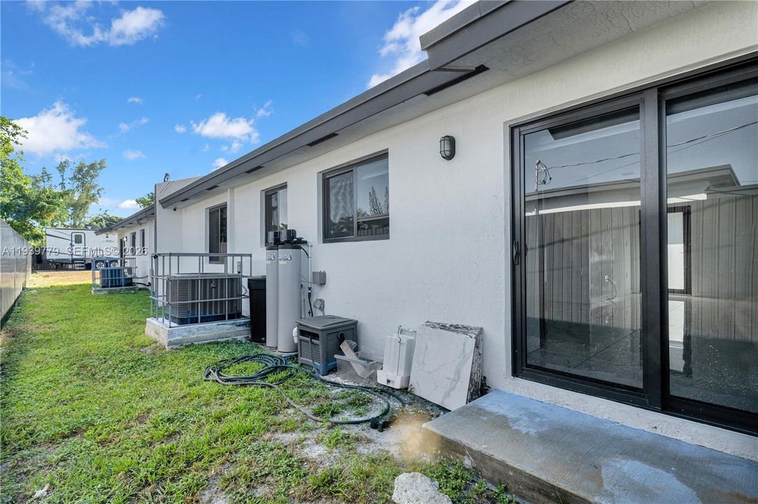 待售: $850,000 (0 贝兹, 0 浴室, 1998 平方英尺)