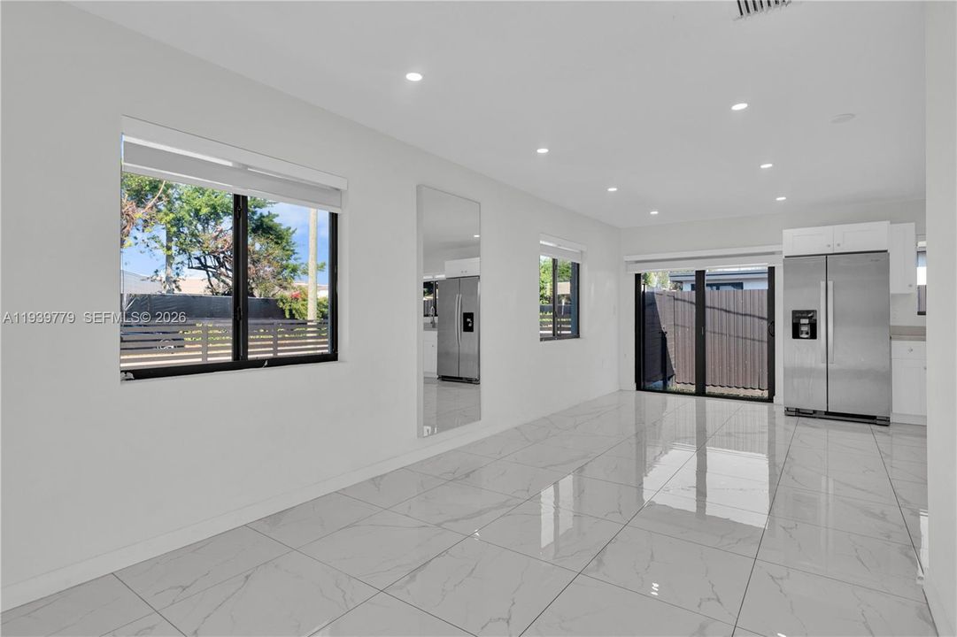 待售: $850,000 (0 贝兹, 0 浴室, 1998 平方英尺)