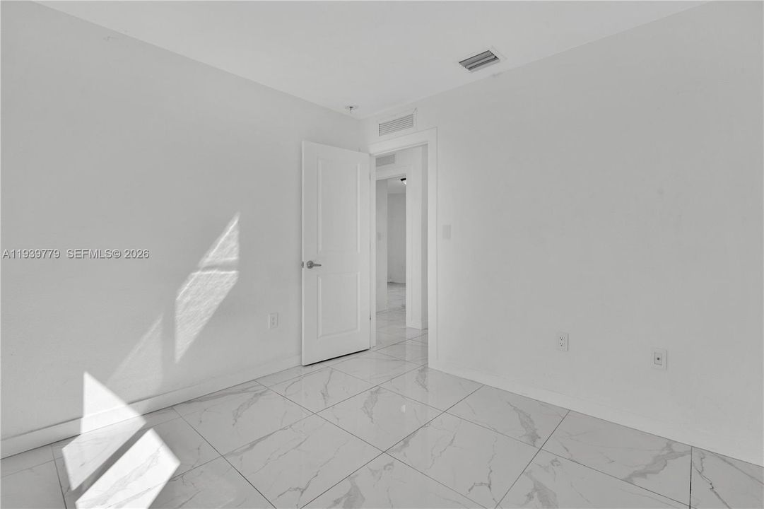 待售: $850,000 (0 贝兹, 0 浴室, 1998 平方英尺)