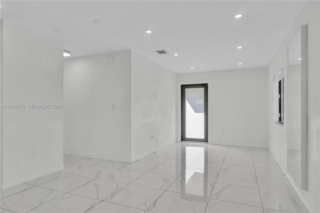 待售: $850,000 (0 贝兹, 0 浴室, 1998 平方英尺)