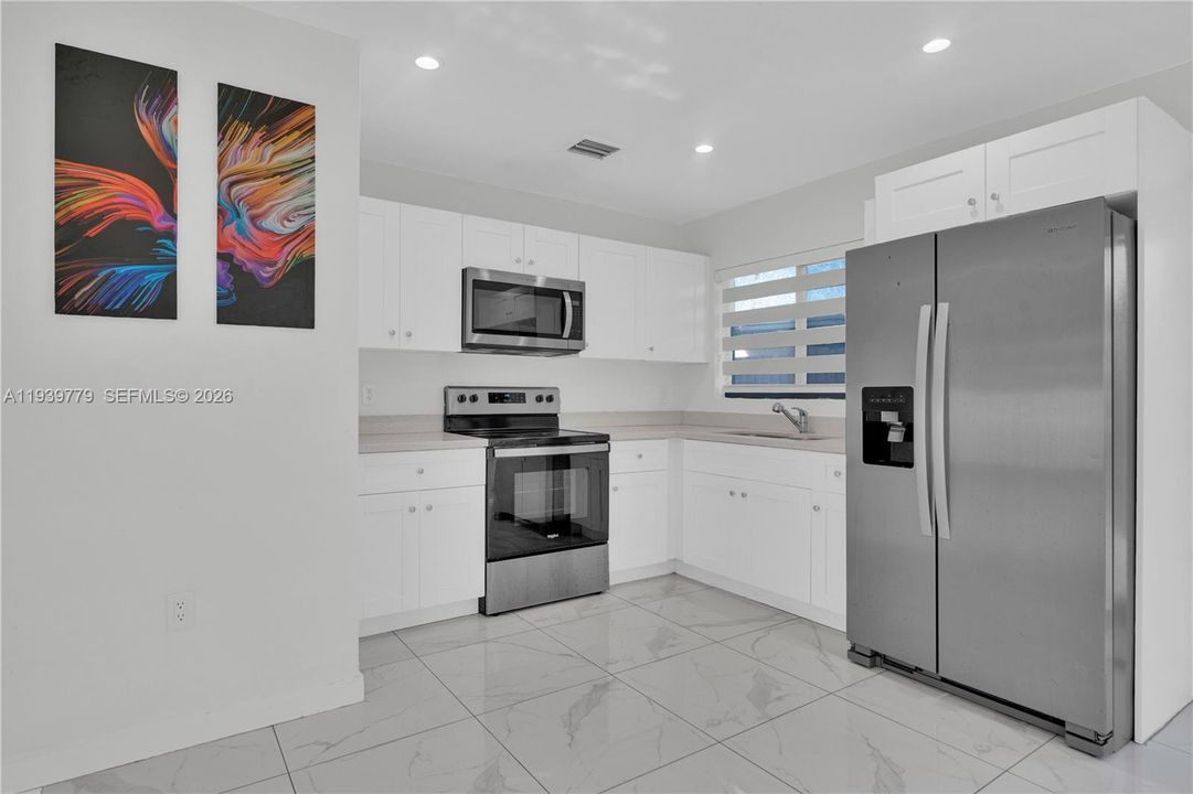 待售: $850,000 (0 贝兹, 0 浴室, 1998 平方英尺)