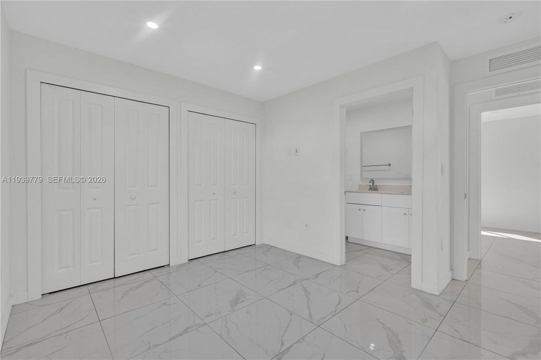 待售: $850,000 (0 贝兹, 0 浴室, 1998 平方英尺)