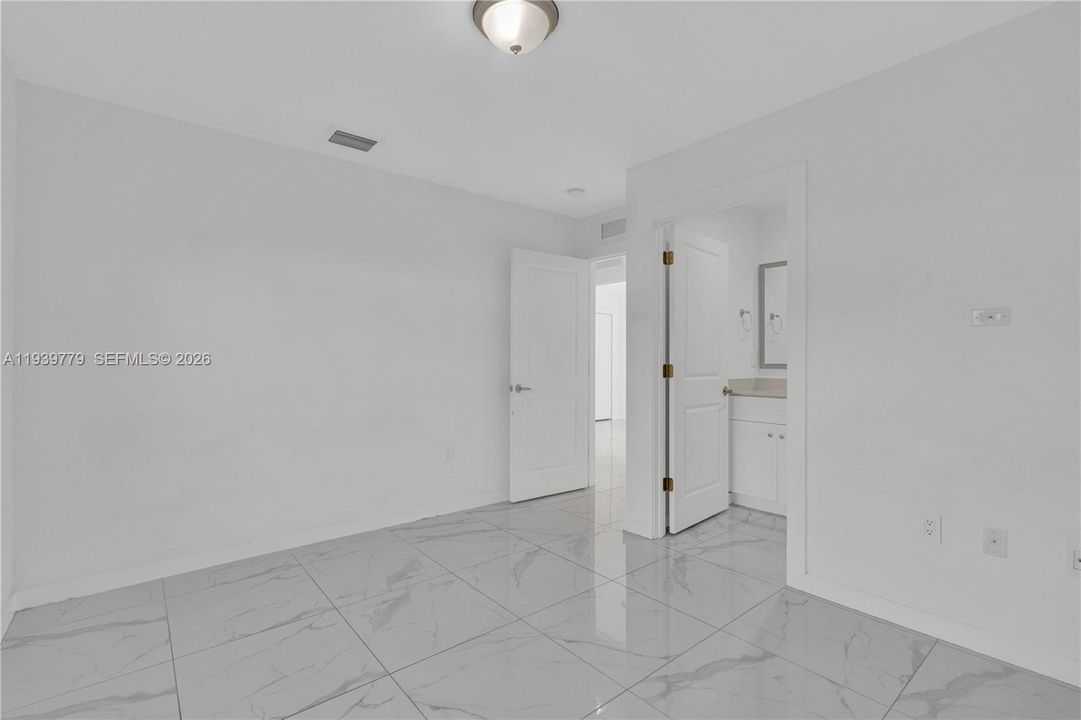 待售: $850,000 (0 贝兹, 0 浴室, 1998 平方英尺)