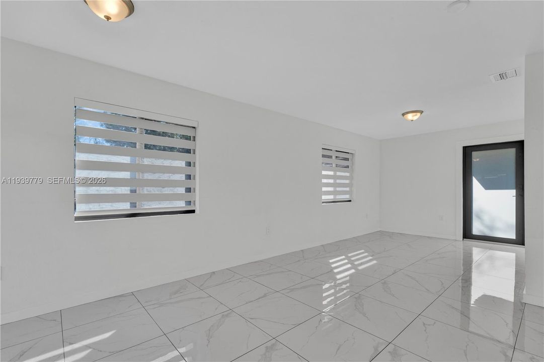 待售: $850,000 (0 贝兹, 0 浴室, 1998 平方英尺)