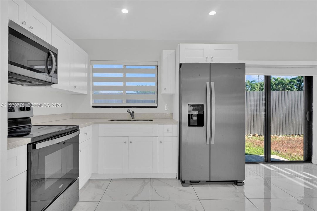 待售: $850,000 (0 贝兹, 0 浴室, 1998 平方英尺)