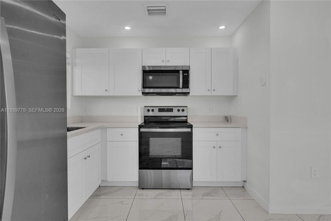 待售: $850,000 (0 贝兹, 0 浴室, 1998 平方英尺)