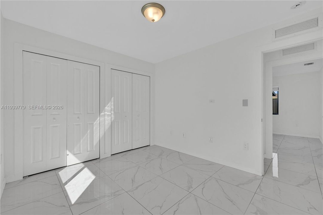 待售: $850,000 (0 贝兹, 0 浴室, 1998 平方英尺)