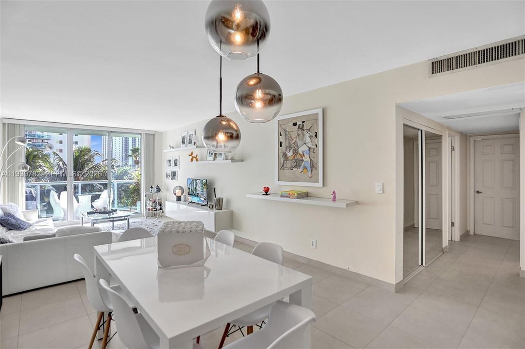 出租: $2,950 (2 贝兹, 2 浴室, 1537 平方英尺)