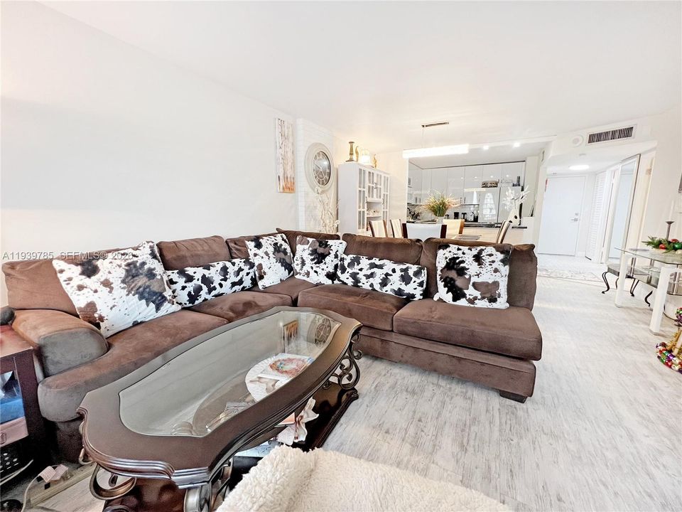 For Sale: $238,000 (1 beds, 2 baths, 1066 Square Feet)