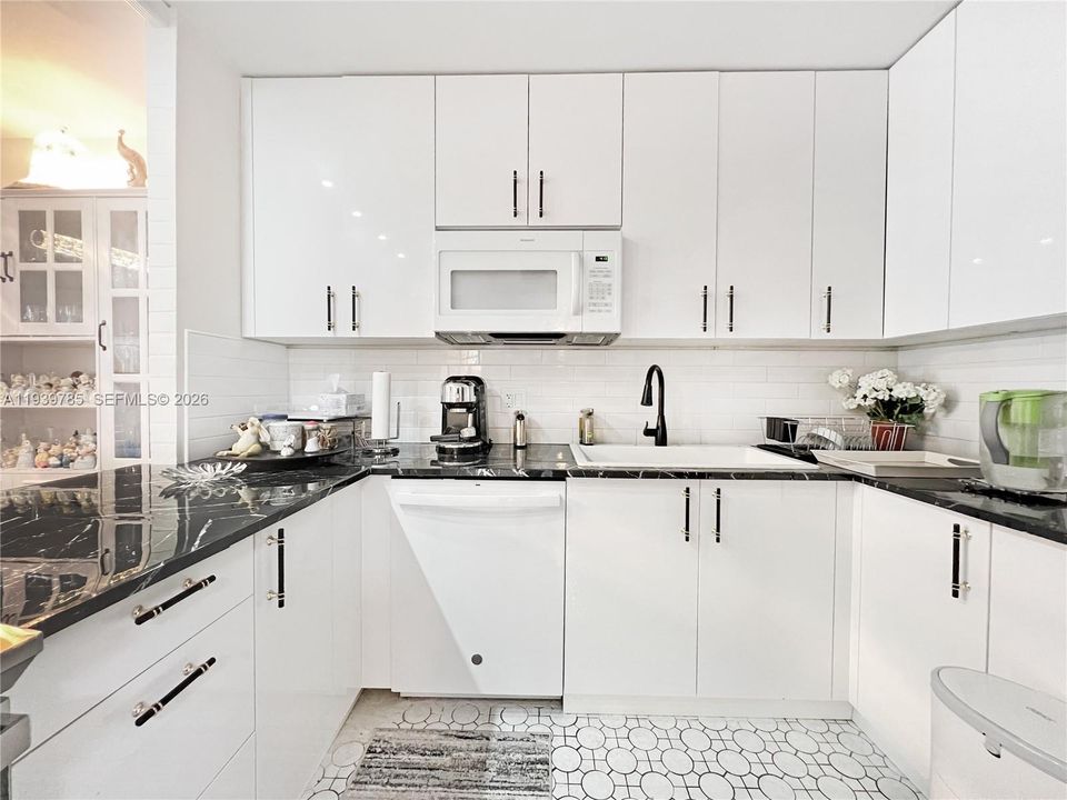 For Sale: $238,000 (1 beds, 2 baths, 1066 Square Feet)