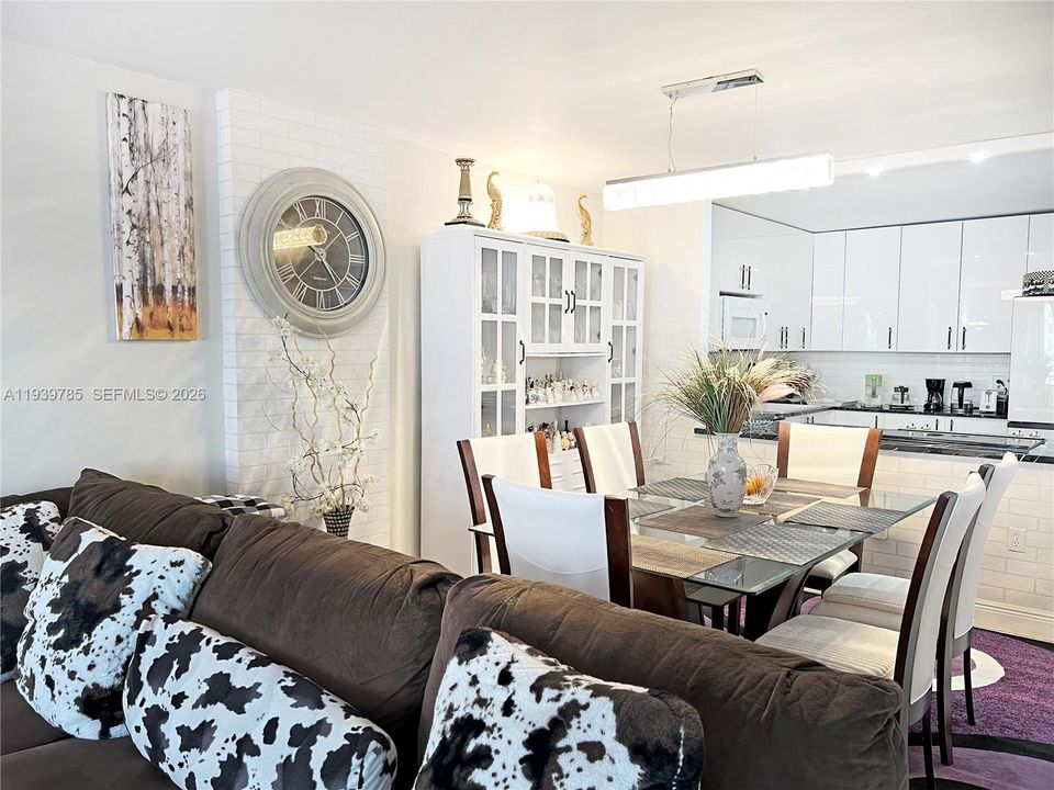 For Sale: $238,000 (1 beds, 2 baths, 1066 Square Feet)