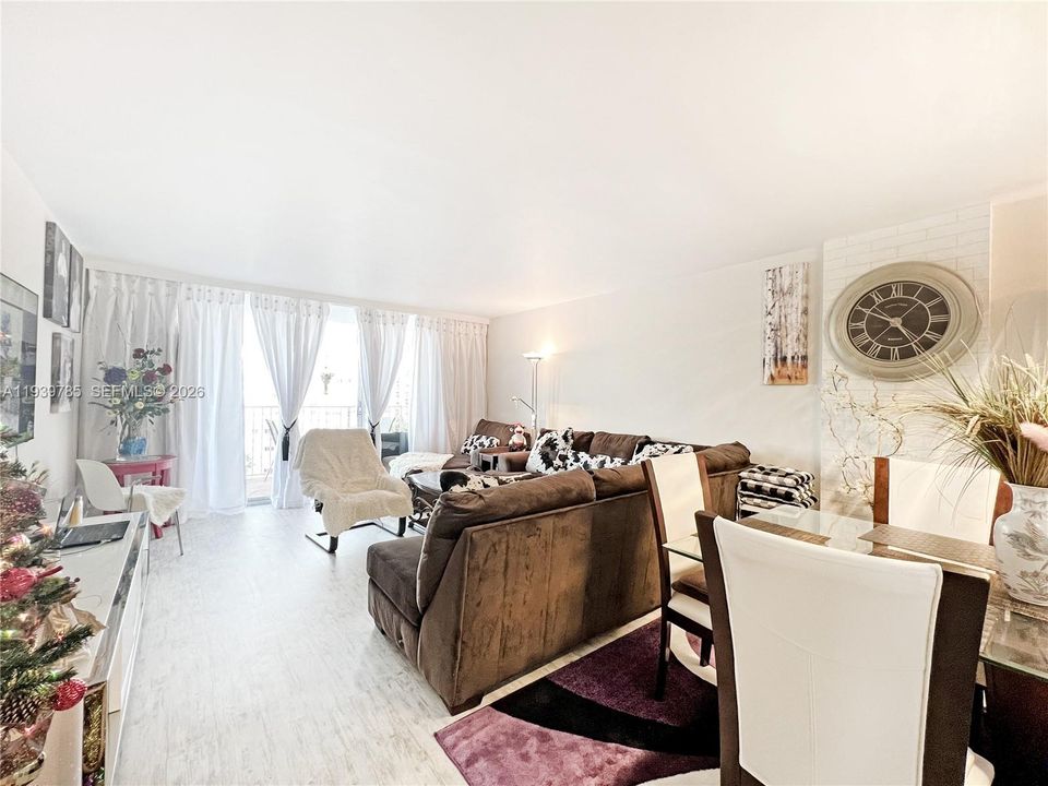 For Sale: $238,000 (1 beds, 2 baths, 1066 Square Feet)