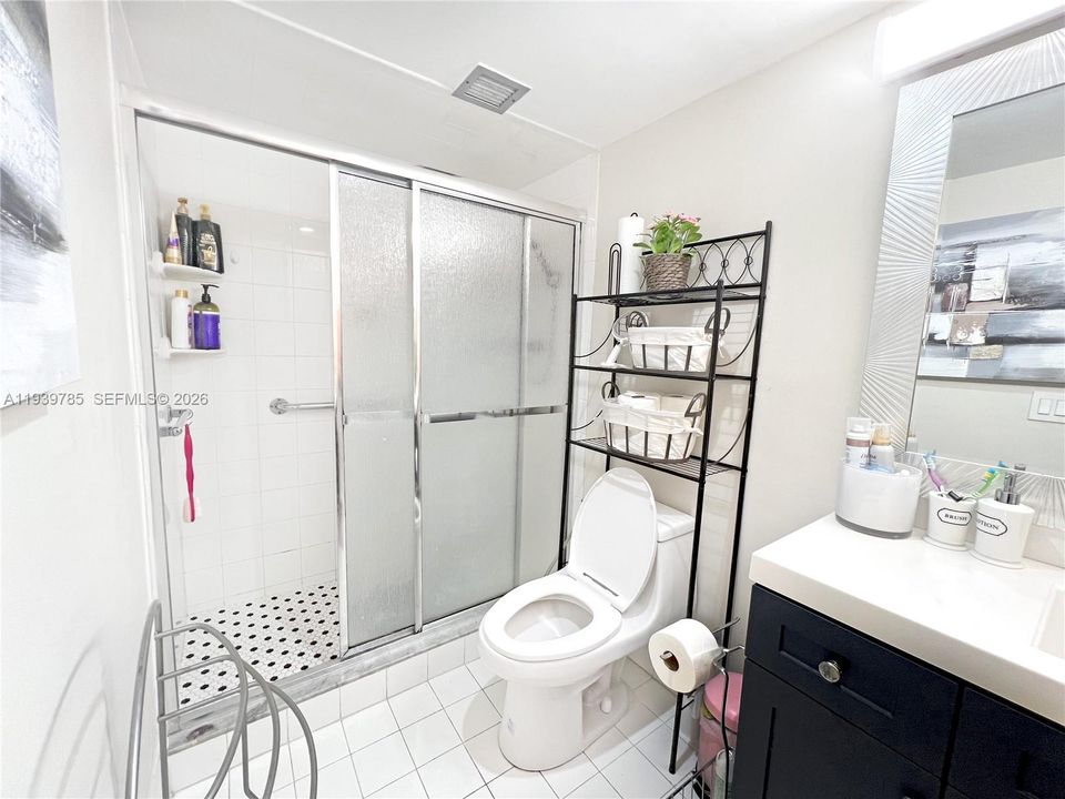 For Sale: $238,000 (1 beds, 2 baths, 1066 Square Feet)