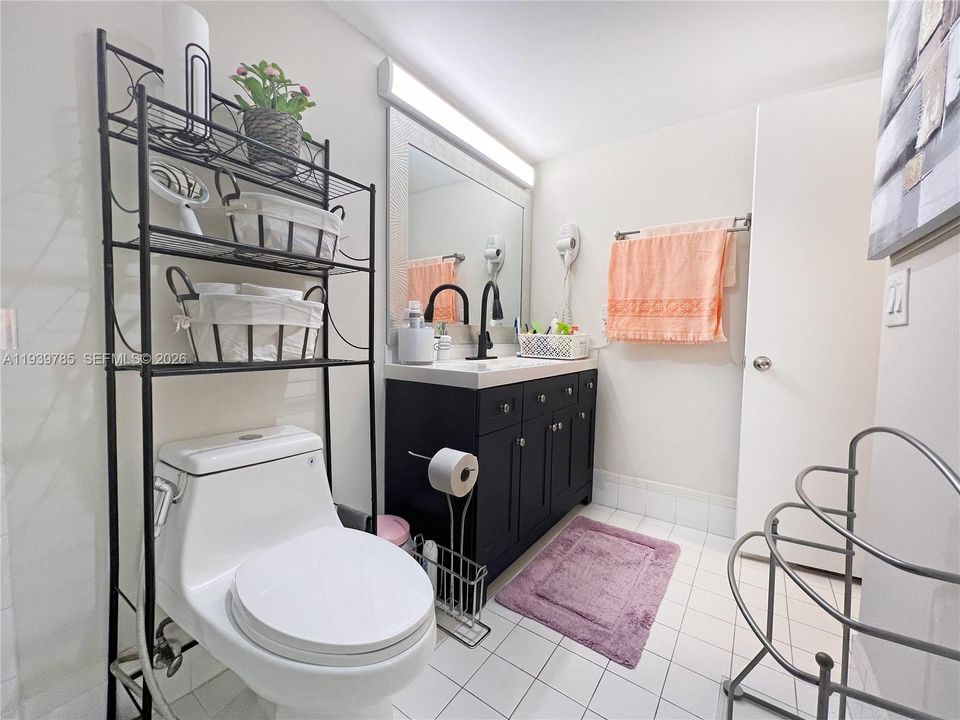 For Sale: $238,000 (1 beds, 2 baths, 1066 Square Feet)