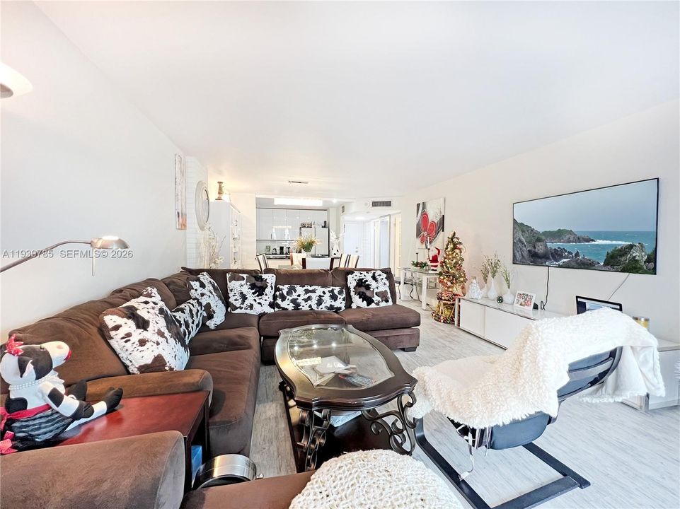 For Sale: $238,000 (1 beds, 2 baths, 1066 Square Feet)