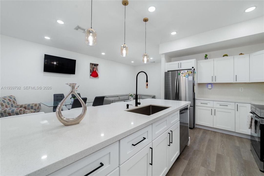 На продажу: $440,000 (4 спален, 2 ванн, 1716 Квадратных фут)